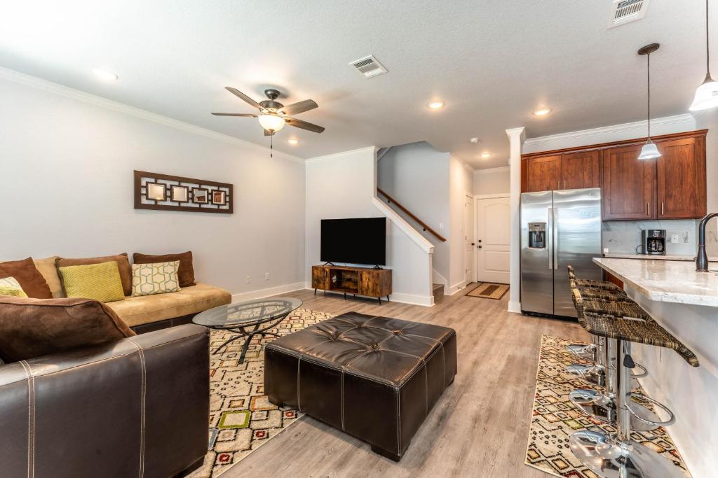 Nest - a cheerful 4 bedroom, 4.5 bath new townhome in Aggieland