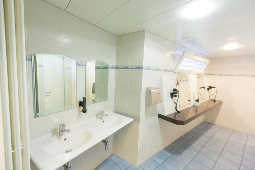 Одноместный (Одноместный номер с общей ванной комнатой), City Hostel Geneva