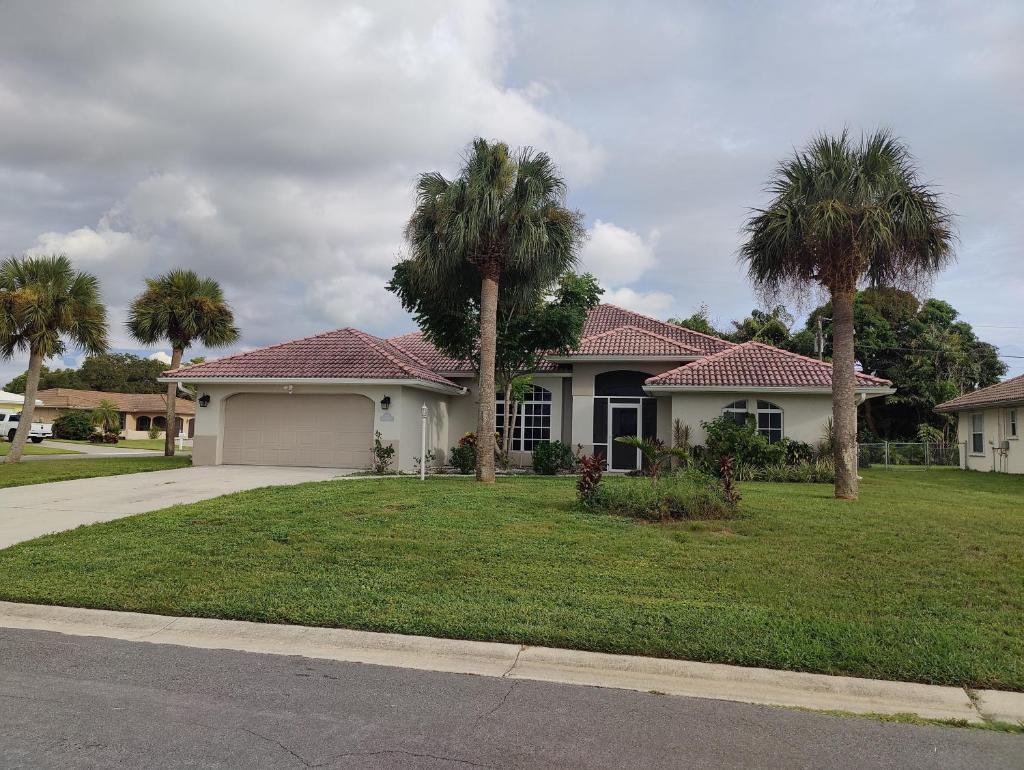Spacious OASIS Updated Home 3 bed 2 bath -7 min to Nokomis Beach photo 2