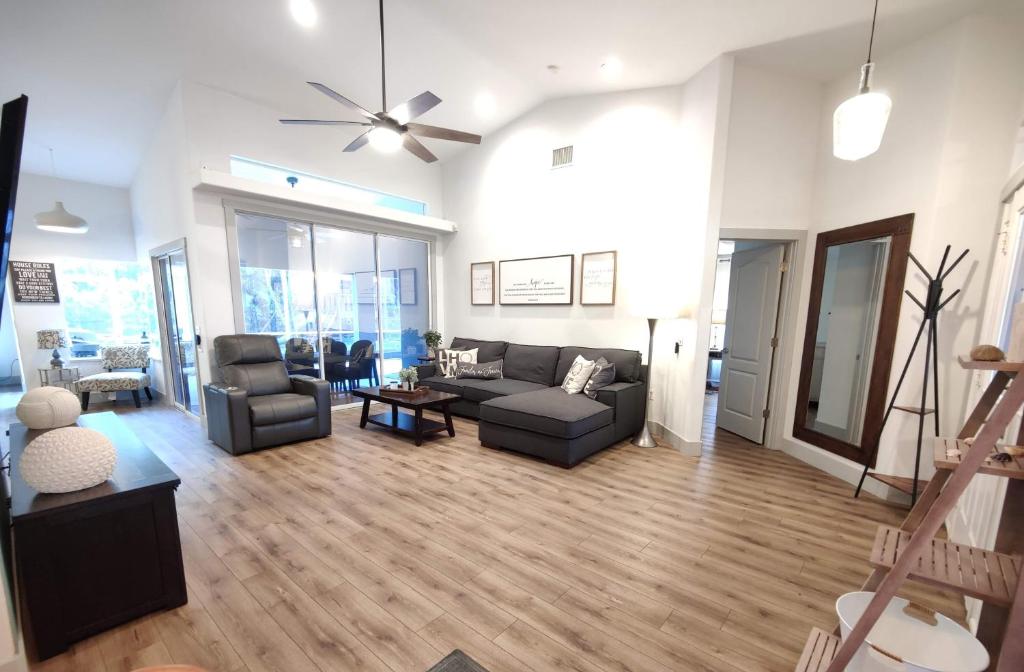 Spacious OASIS Updated Home 3 bed 2 bath -7 min to Nokomis Beach photo 3