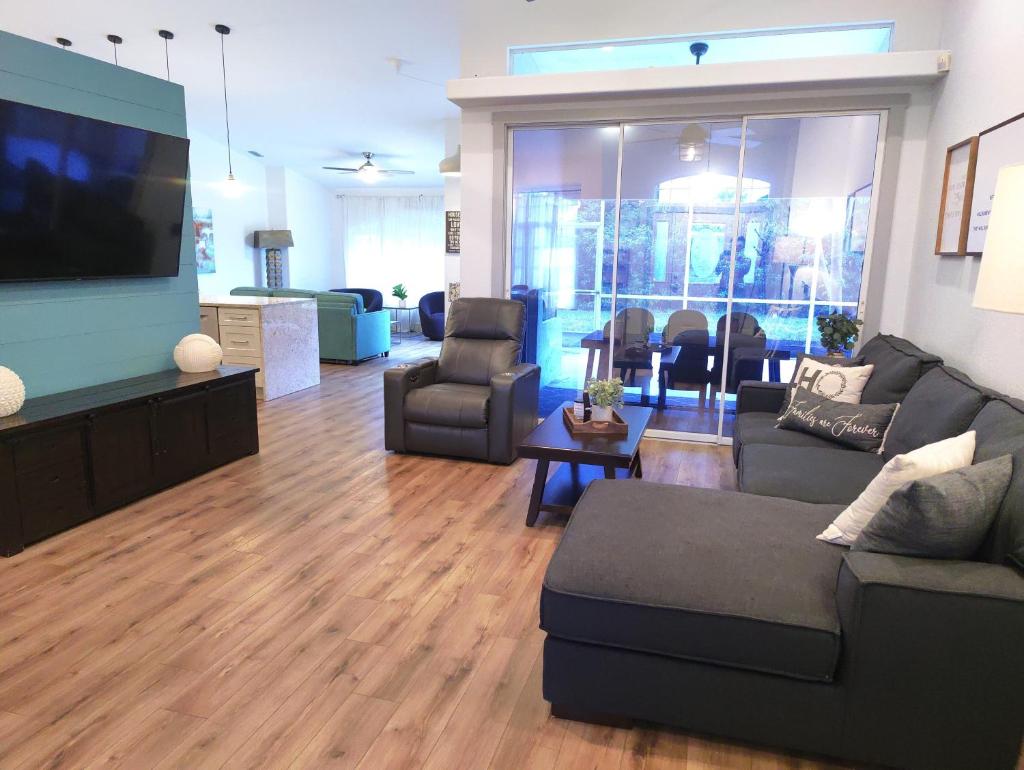Spacious OASIS Updated Home 3 bed 2 bath -7 min to Nokomis Beach photo 4