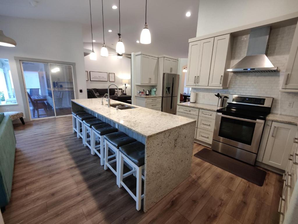 Spacious OASIS Updated Home 3 bed 2 bath -7 min to Nokomis Beach photo 1
