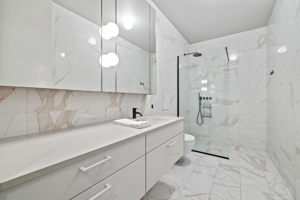 Venture Vacation-Modern Modern & spacious City Center Oasis - Free Parking photo 3
