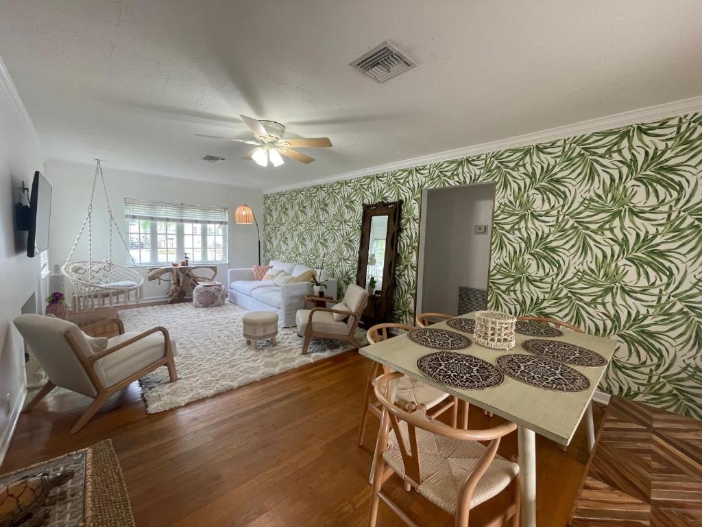Hot tub, tiki bar, outdoor shower, near Intercoastal Waterway! image