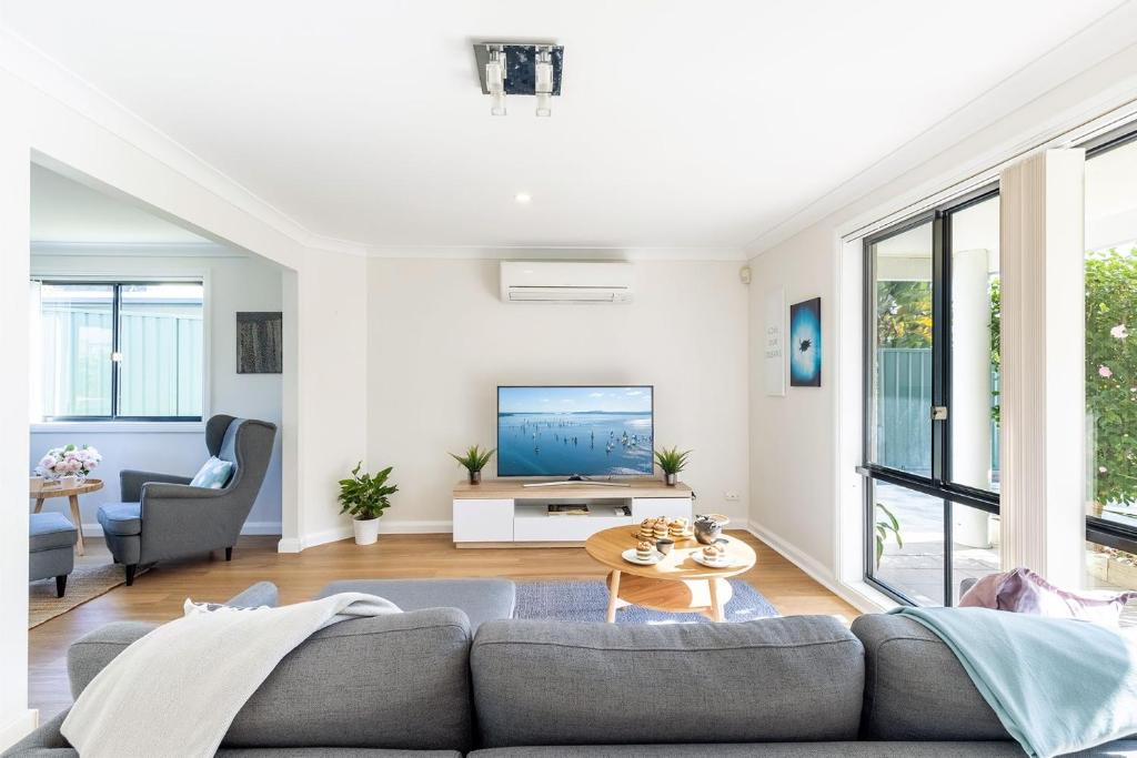 Akoya House 122 Tomaree Rd Pet friendly linen air conditioning WiFi and boat parking photo 3