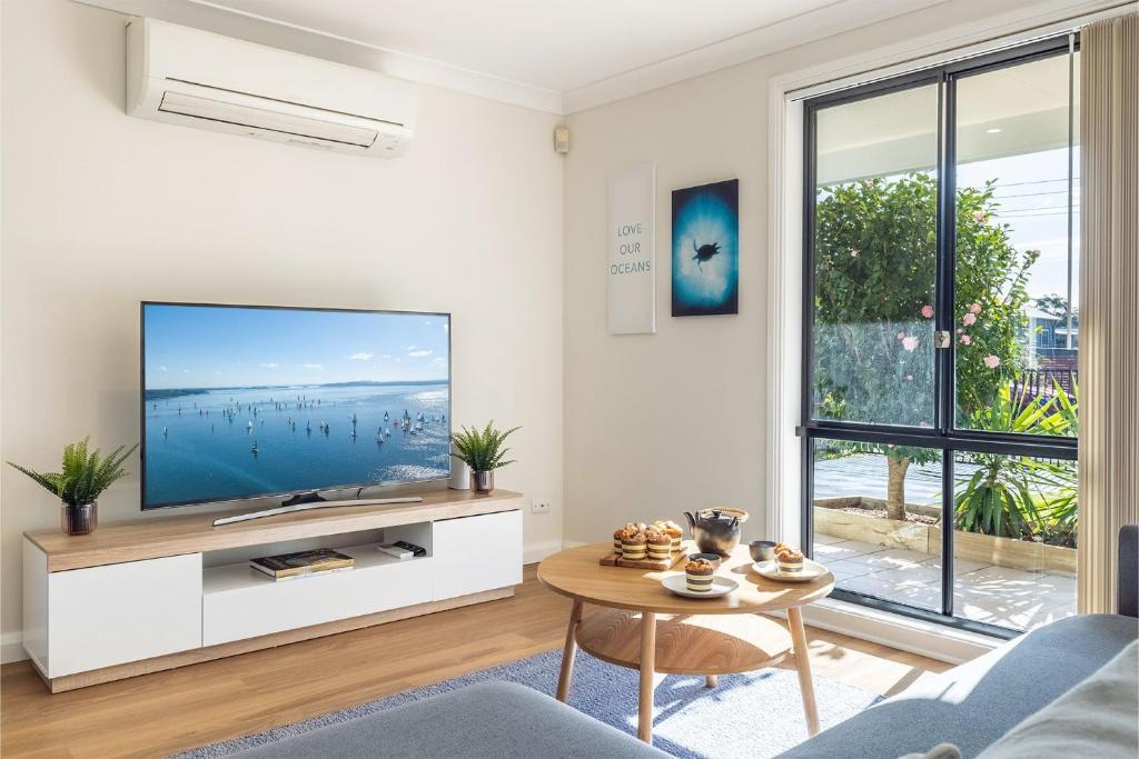 Akoya House 122 Tomaree Rd Pet friendly linen air conditioning WiFi and boat parking photo 4