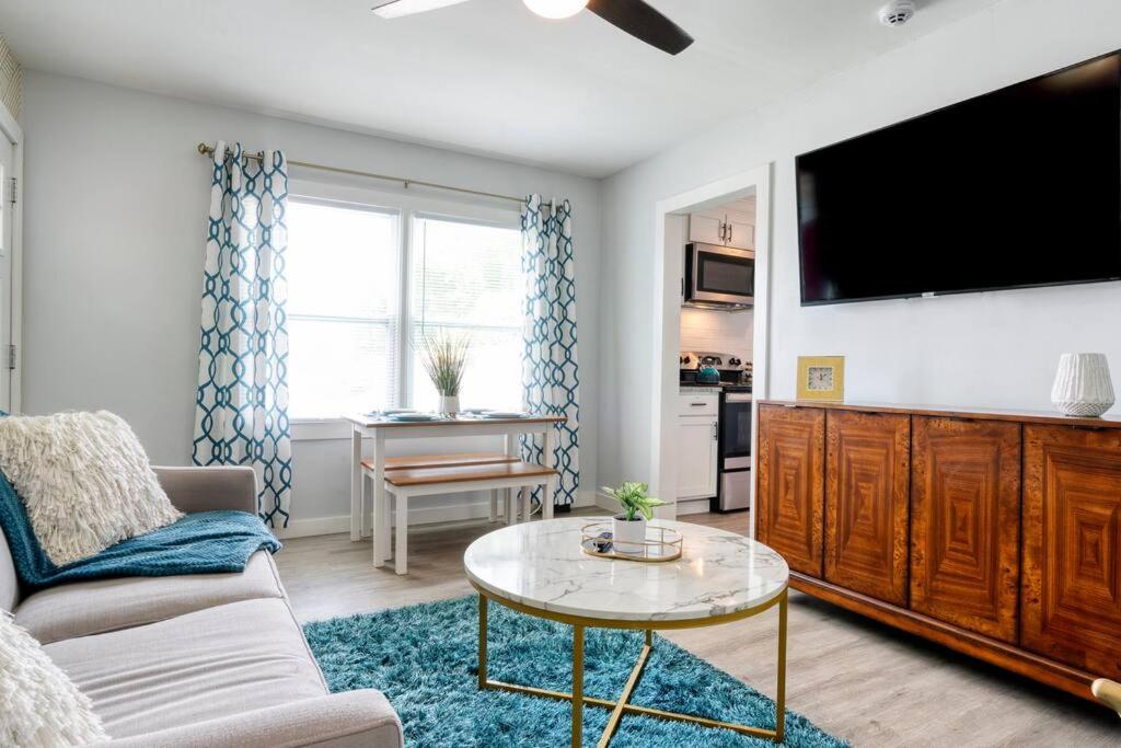 2BR 1BA Duplex House King Beds Great for Small Groups Close to All Uptown Charlotte attractions image