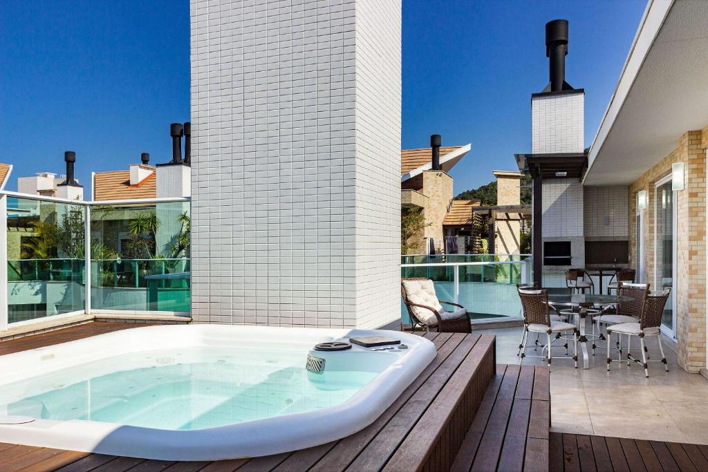 Boulevard Bombinhas 310-D - Cobertura - 50m do mar & Frente Avenida - Jacuzzi privativa - Condomínio de Luxo - Piscina Climatizada photo 1