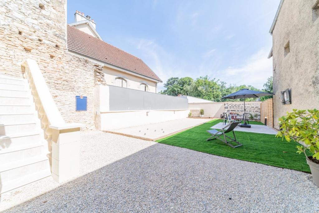 Côté Cour, 3 chambres, terrasses, jardin privé avec terrain de pétanque, cave voutée photo 3