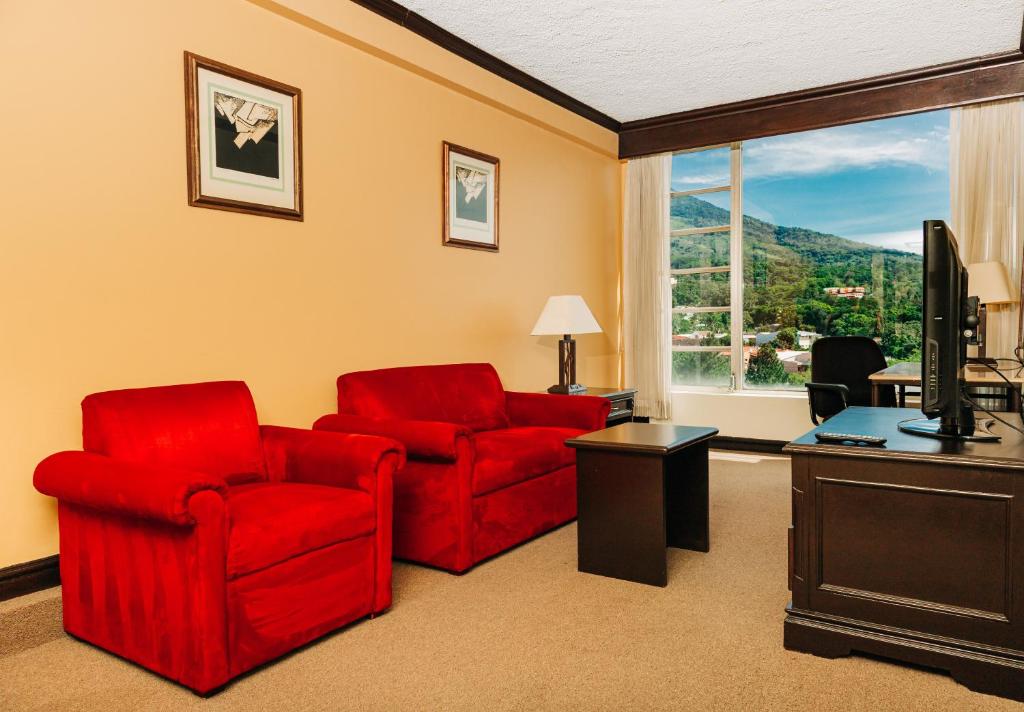 Plaza Hotel and Suites photo 3