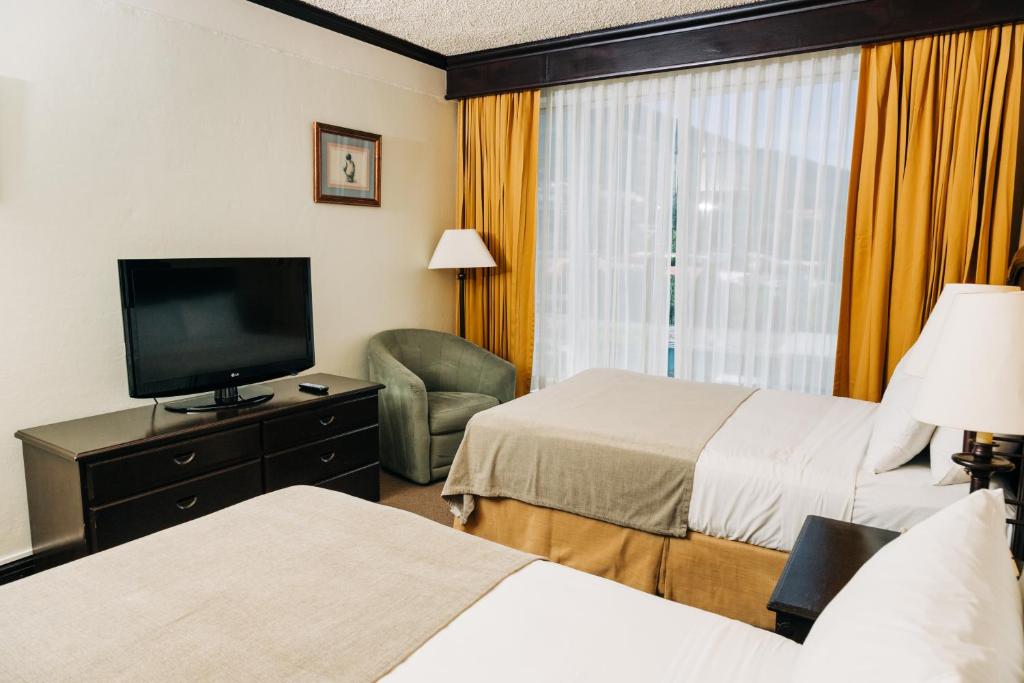 Plaza Hotel and Suites photo 4