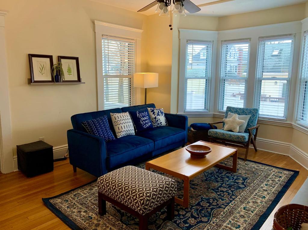 Bright 2 Br, Pets Welcome, Steps to Lake, Restaurants and Train image
