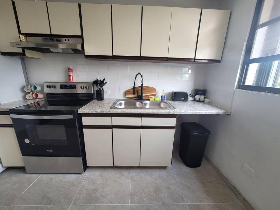 Modern 3 bedroom condo with pool &1 block to beach photo 3