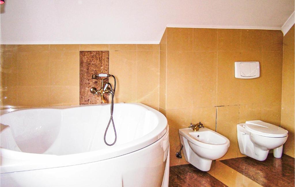 Amazing Home In Kamien With 4 Bedrooms And Wifi photo 4