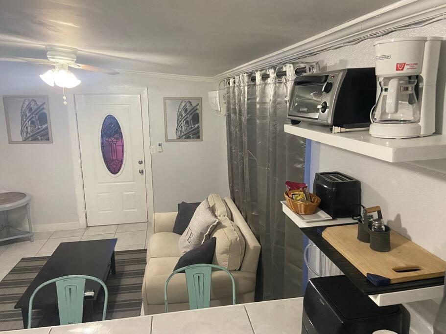 Airy 1-bedroom apartment 3 minutes from Downtown photo 2