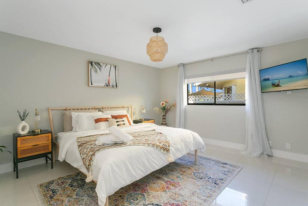 Citrus+Sunshine/Heated Pool/6 min to Beach/Casino photo 1