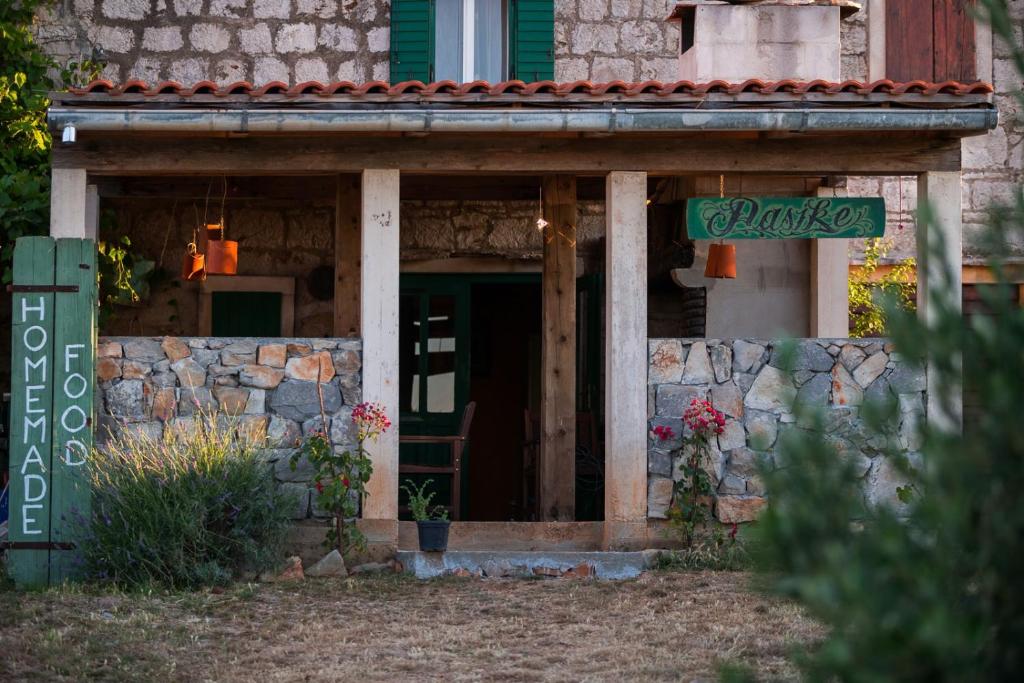 Secluded holiday house Okljucna, Vis - 15283 photo 1