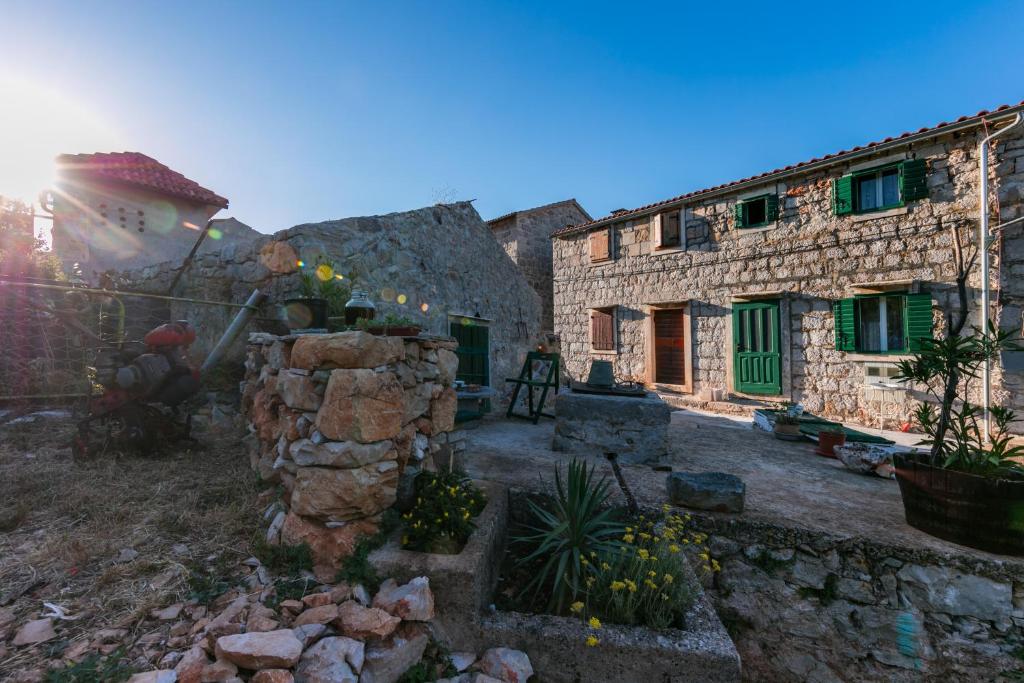 Secluded holiday house Okljucna, Vis - 15283 photo 4