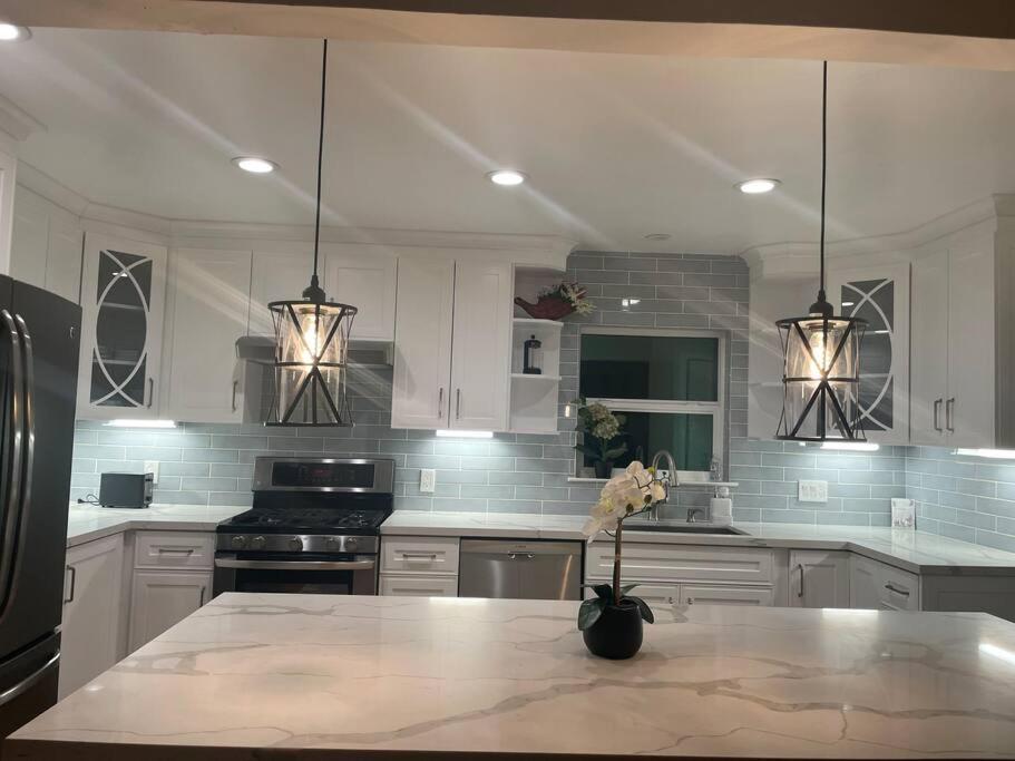 5 bedroom house in prestigious neighborhood! image