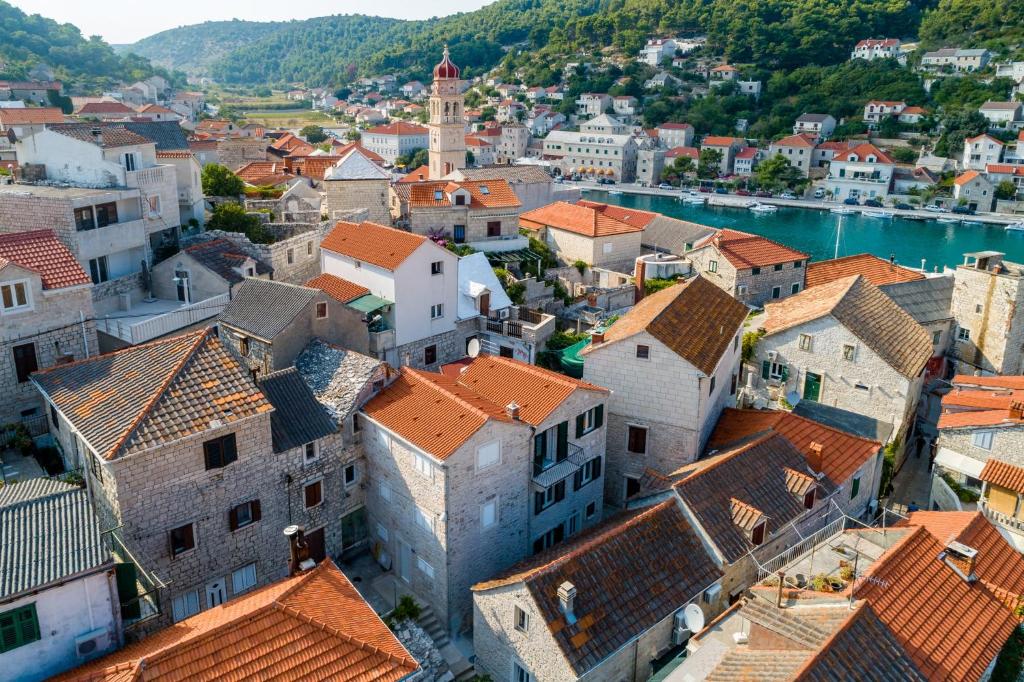 Apartments by the sea Pucisca, Brac - 15381 photo 1