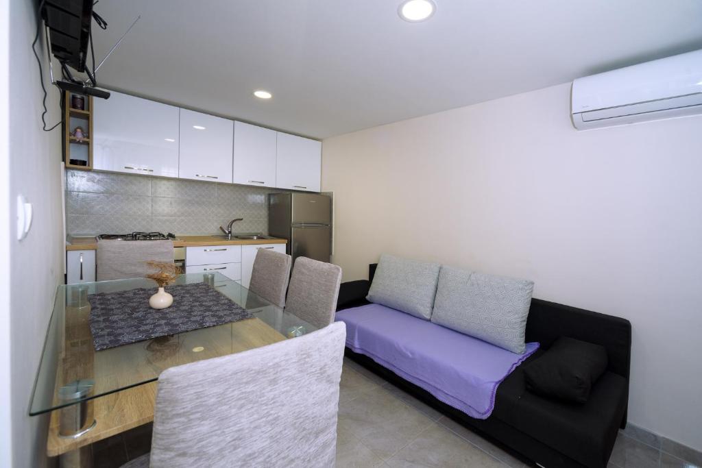 Apartments with a parking space Kastel Sucurac, Kastela - 15430 photo 2