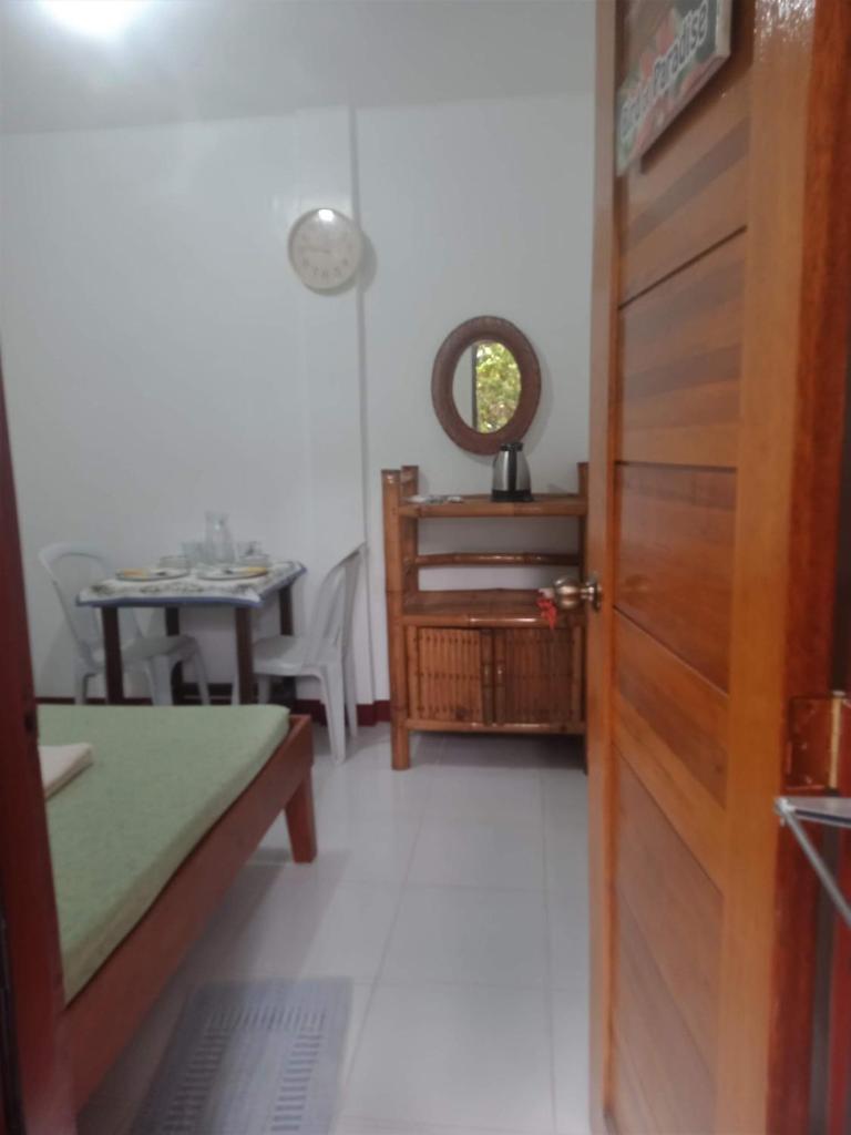 Felipa Beach and Guesthouse - Newly Renovated Airconditioned Guest Rooms photo 4