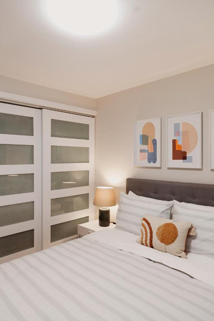 Modern, Luxurious Apartment near Downtown Ottawa photo 4