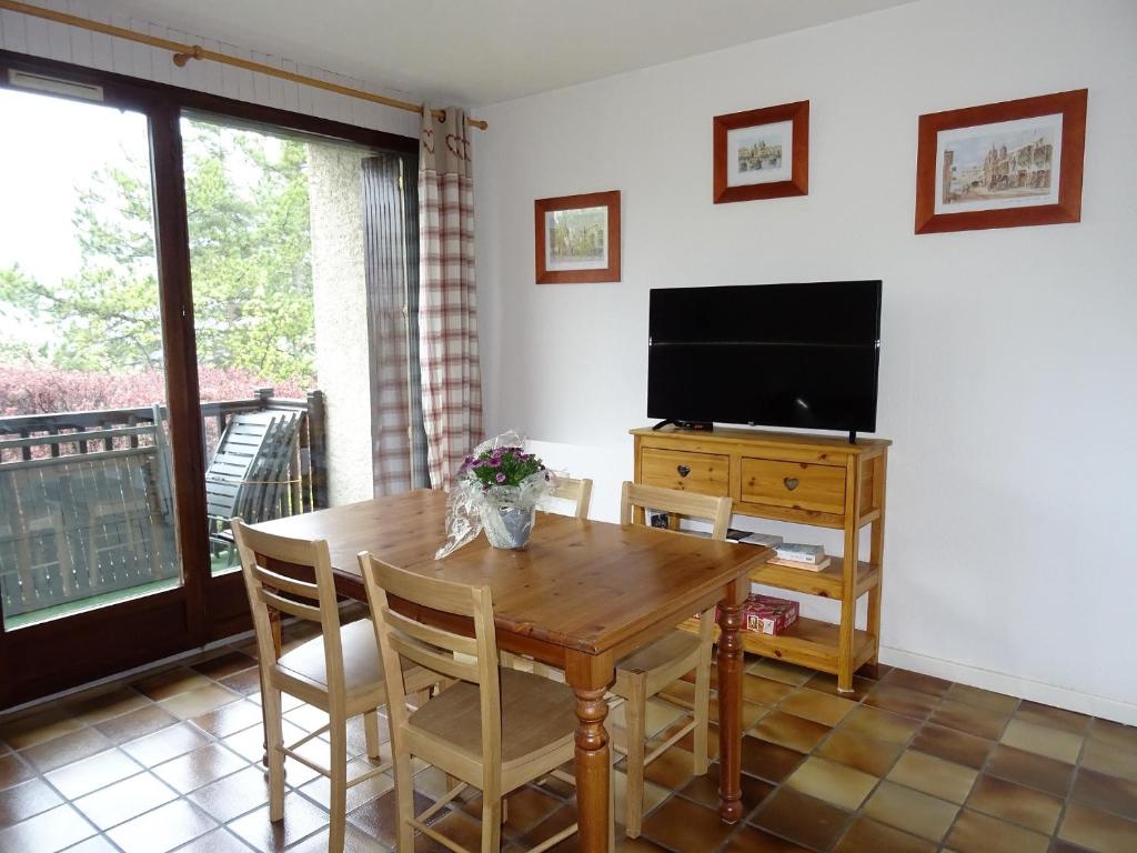 EMBRUN Superbe appartement classé 3 étoiles tout équipé avec vue sur montagnes photo 3