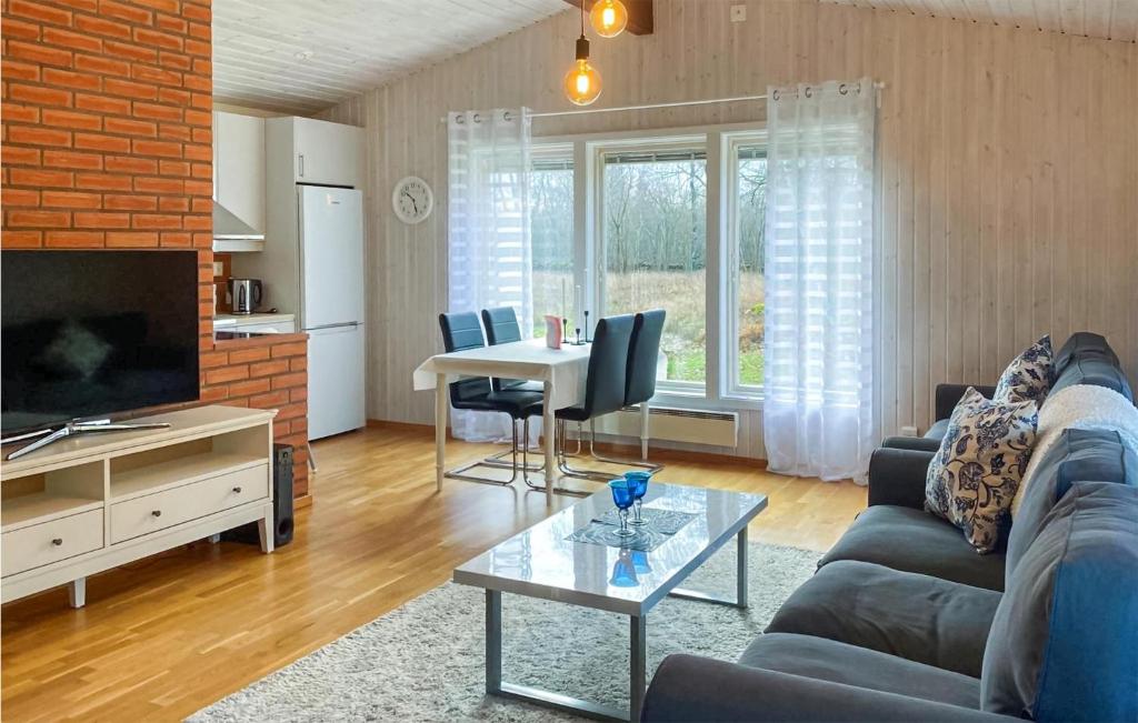 Beautiful Home In Frjestaden With 3 Bedrooms And Wifi photo 3