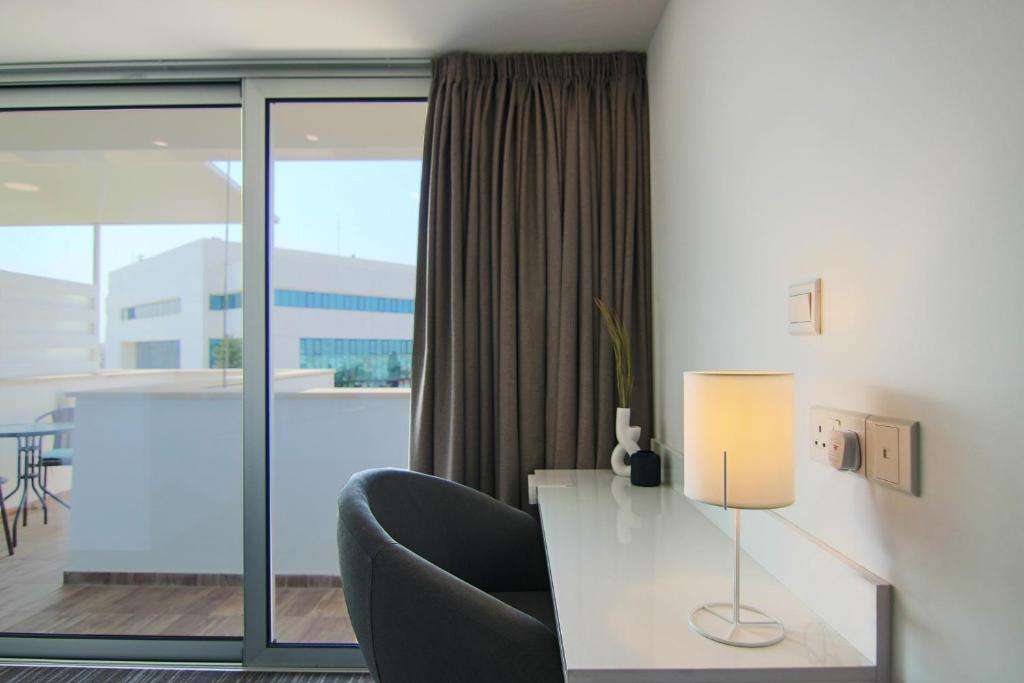 Phaedrus Living: Luxury Suite Nicosia 504 photo 3