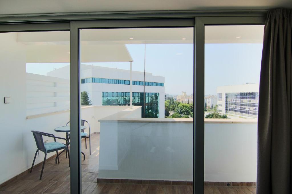 Phaedrus Living: Luxury Suite Nicosia 504 photo 4