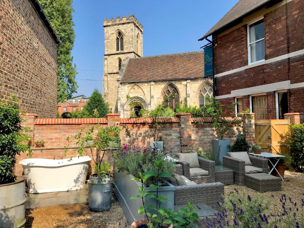 City Centre Luxury Holiday House with Outdoor Bath and Parking photo 1