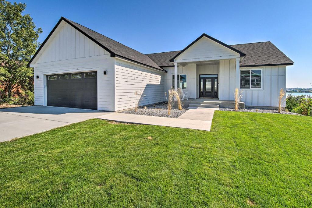 Picturesque Moses Lake House with Boating Dock photo 2