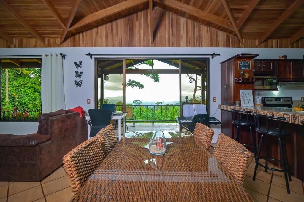 Bromelia House photo 2