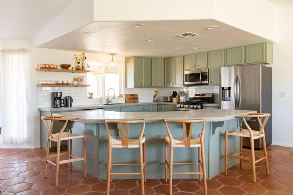 Sun Runner - Serene desert home w/pool & hot tub photo 2