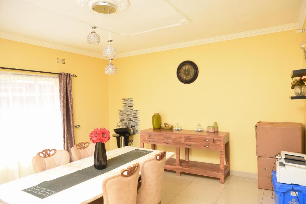 AZB Cozy Homes. Elegant 4 bedroom home in Area 49, Lilongwe photo 4