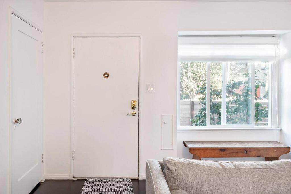 The Exquisite Venice Beach Bungalow with Garden photo 3