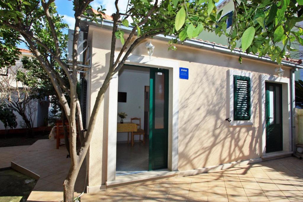 Apartments by the sea Supetar, Brac - 17227 photo 1