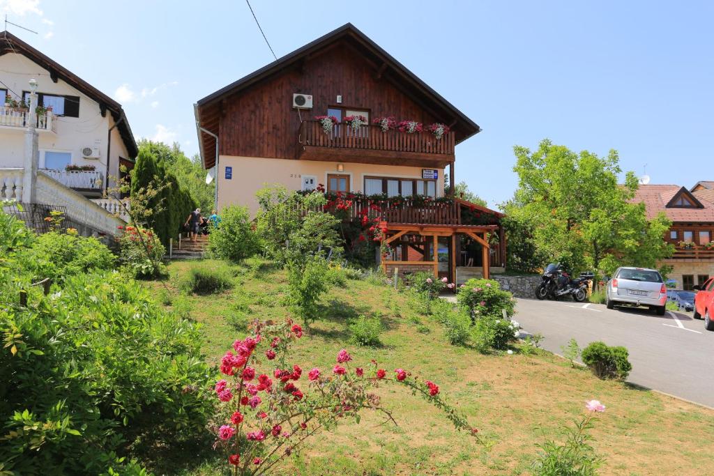 Apartments and rooms with a swimming pool Grabovac, Plitvice - 17531 photo 1