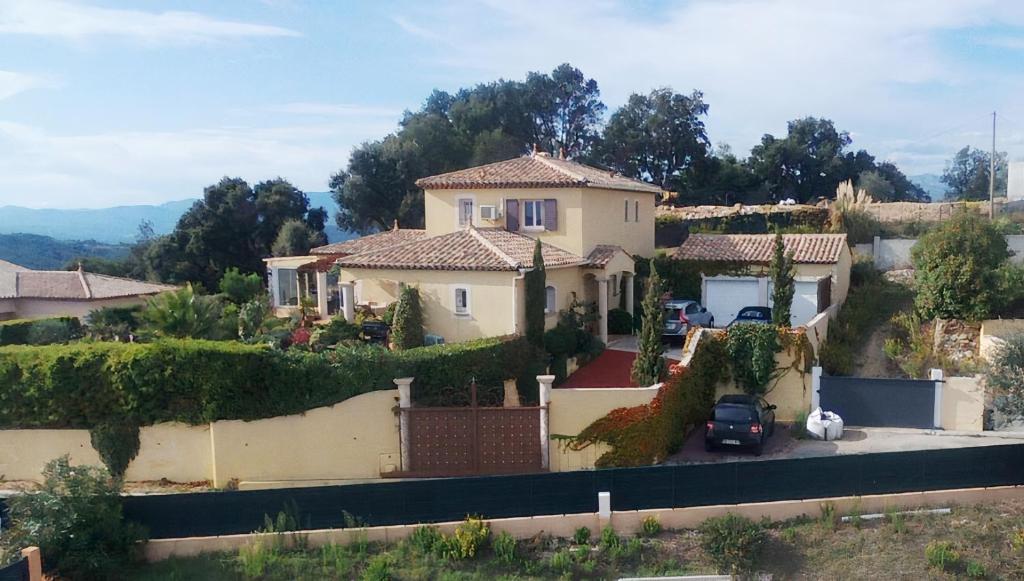 Les deux chênes à Tanneron village photo 1