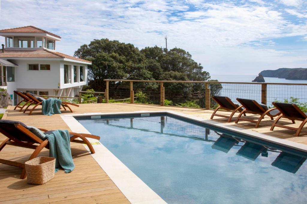 Exclusiva Villa con piscina al borde del mar con vistas de película photo 1