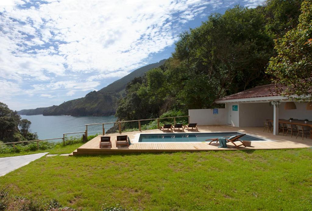Exclusiva Villa con piscina al borde del mar con vistas de película photo 2
