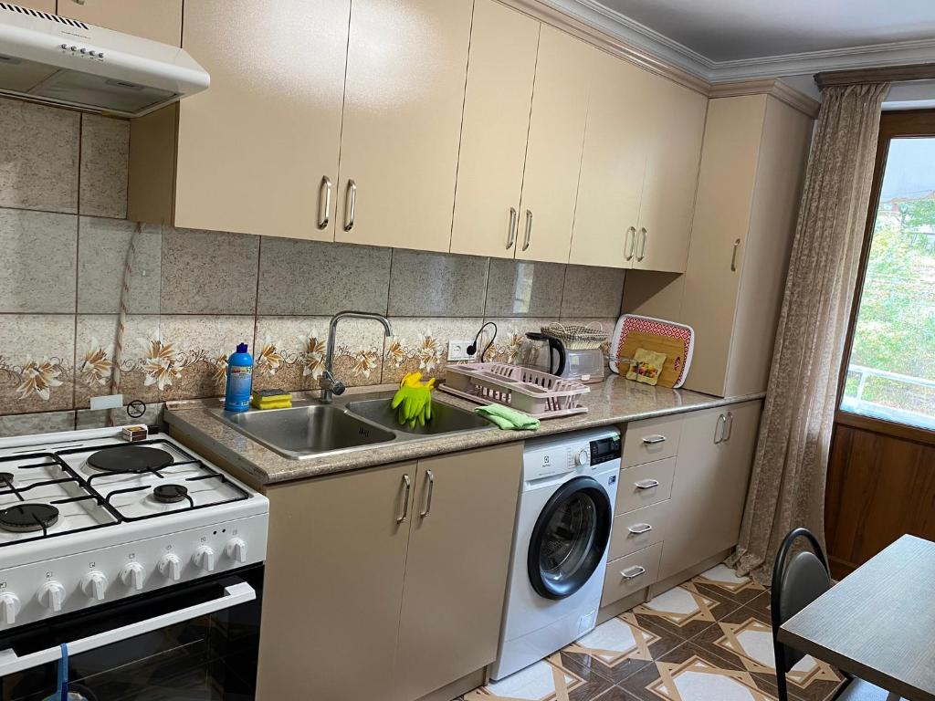 Lovely 2-bedroom apartment near AYB school photo 3