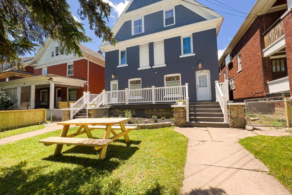 The Wheel of Fortune Duplex- 8BR Free Parking, Minutes From Falls & Casino image