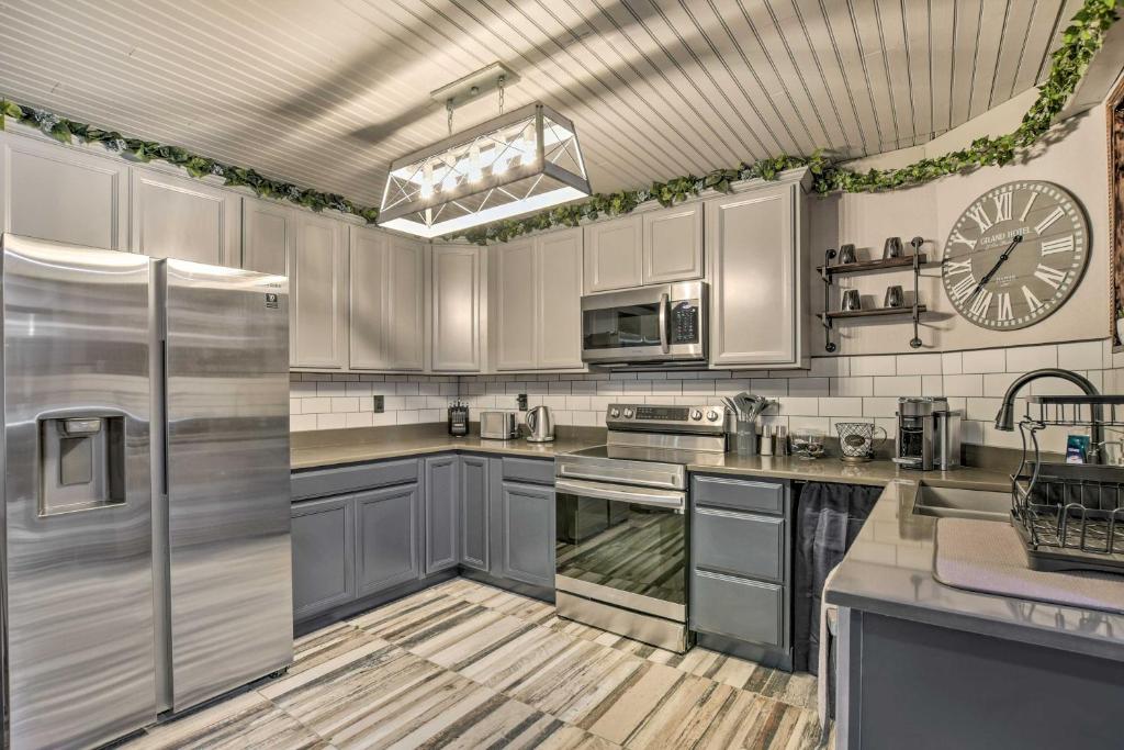 Modern Central Apartment with BBQ Patio and Yard! photo 2