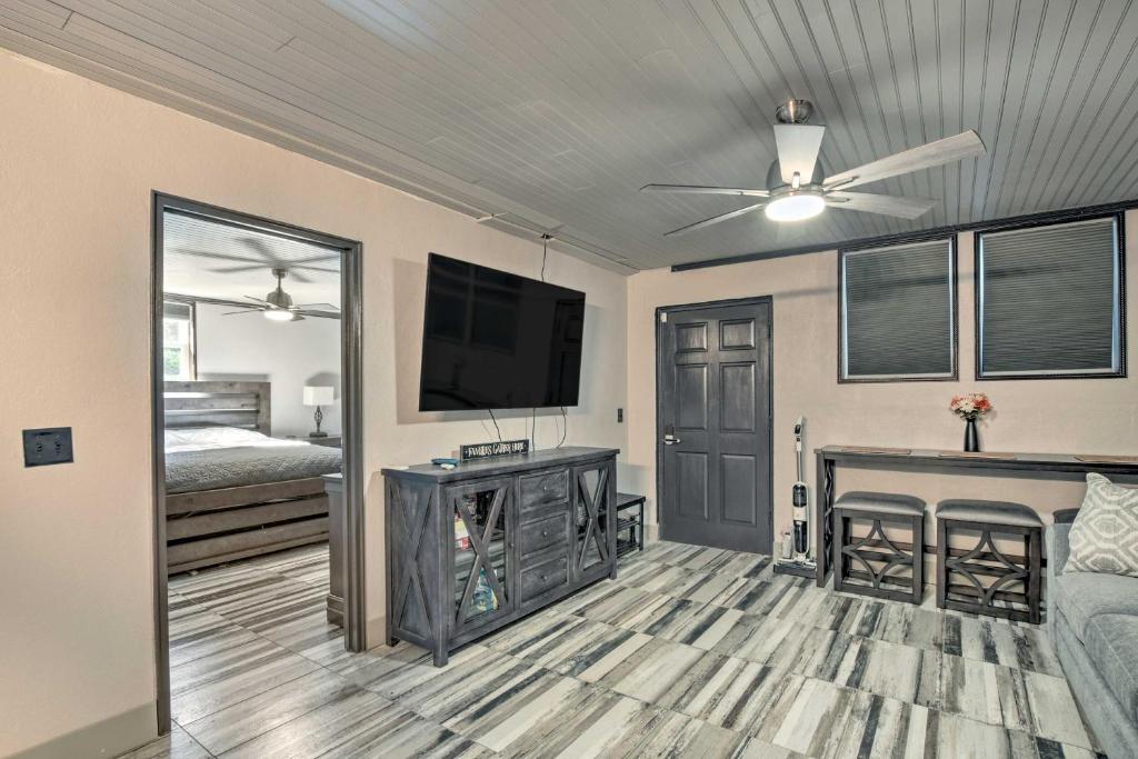 Modern Central Apartment with BBQ Patio and Yard! photo 3