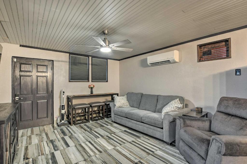 Modern Central Apartment with BBQ Patio and Yard! photo 4