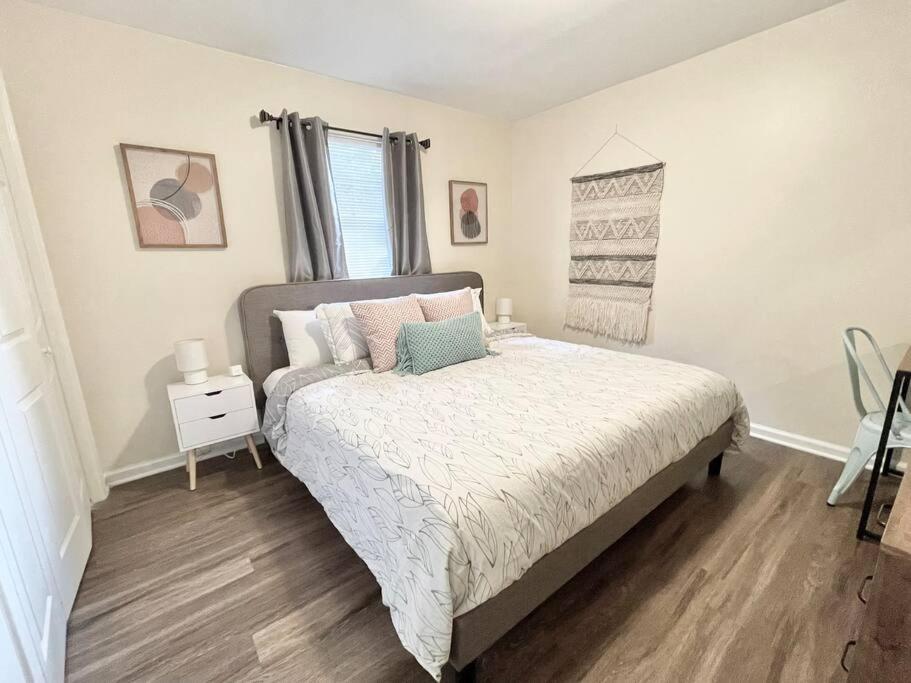 *Pristine Pad * King Bed *Duke * Long Term Stays* image