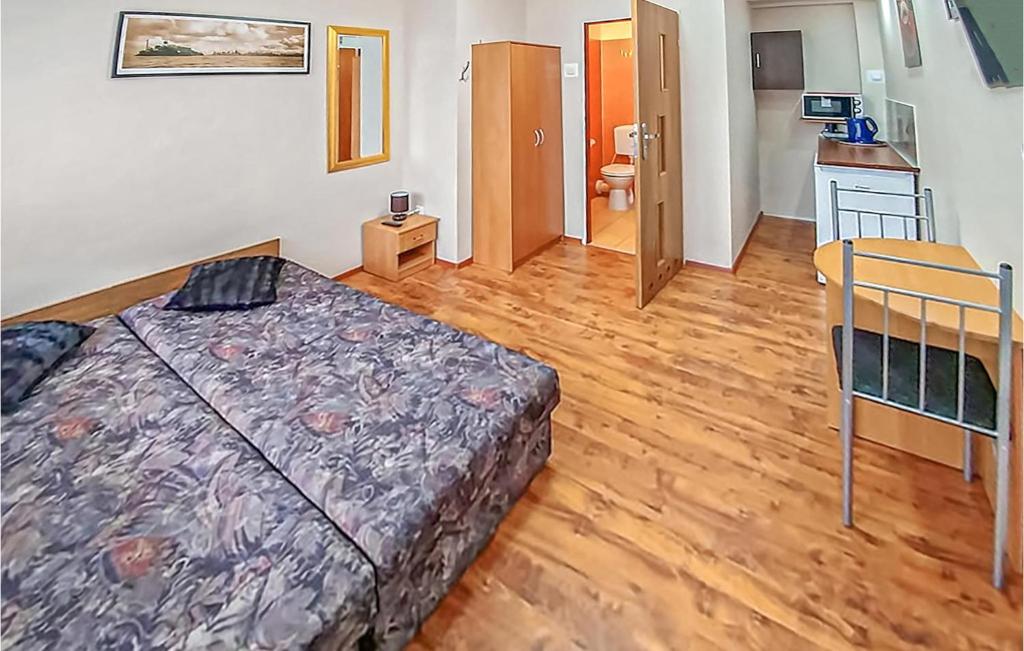 Gorgeous Apartment In Darlwko With Kitchen photo 2