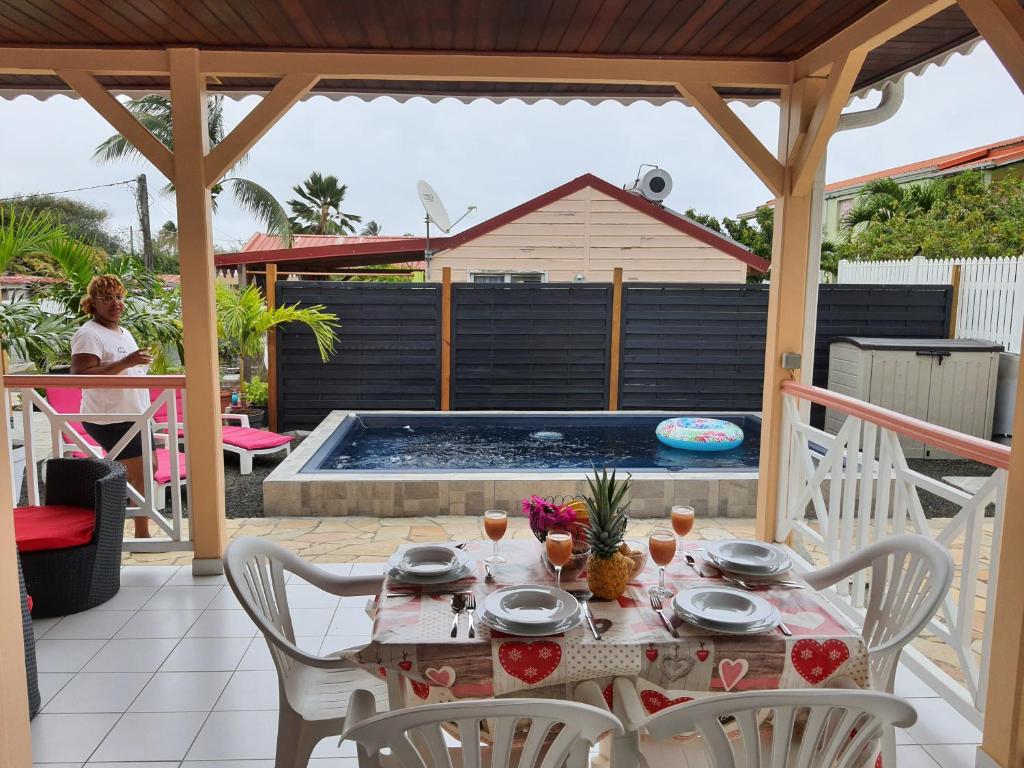 La Maison du Pécheur 97280 vous propose 2 bungalow, 2 Piscine privé avec jaccuzi intégrés, a 5 min de la plage et 2 min du port de pêche photo 4